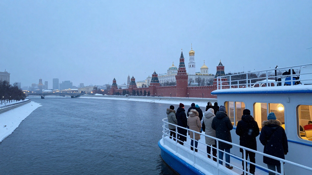 Зимний круиз на Москве-реке с подсвеченным Кремлём на фоне.