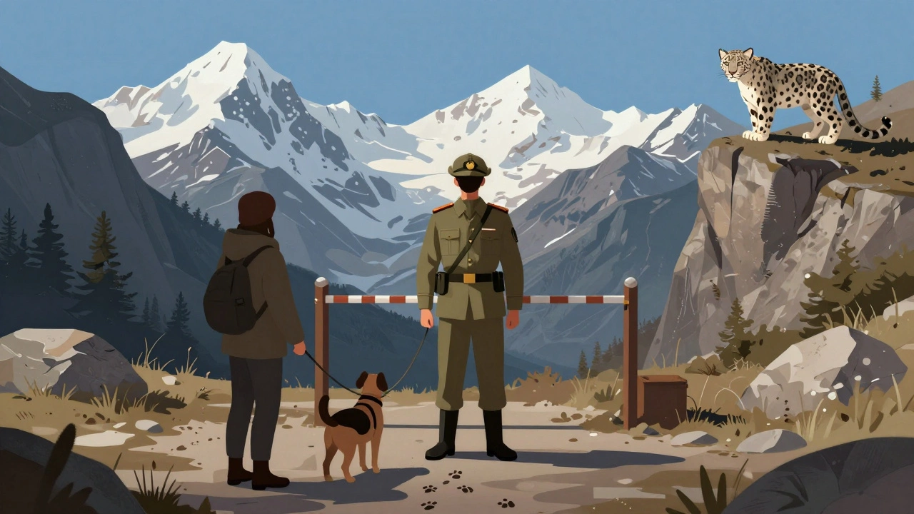 Сотрудник заповедника останавливает туриста с собакой у въезда в охраняемую зону.